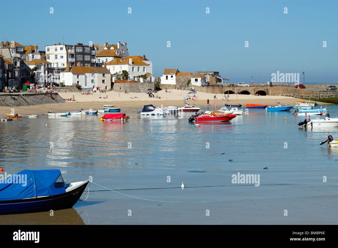 Boote im flachen Wasser, Hafen von St. Ives, Cornwall UK. Stockfoto