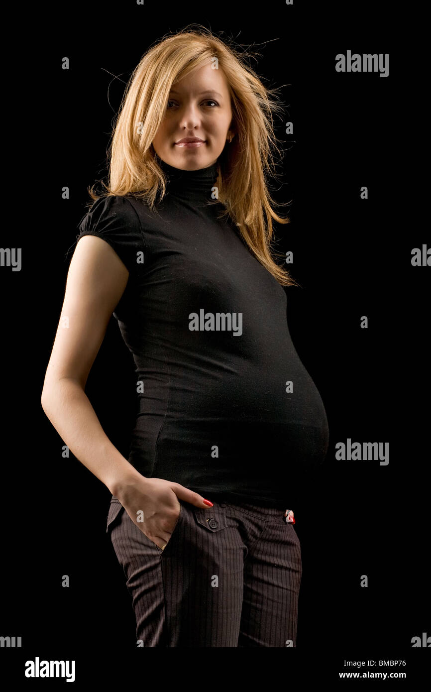 schöne befriedet schwangere Mädchen Porträt, auf schwarzem Hintergrund isoliert Stockfoto