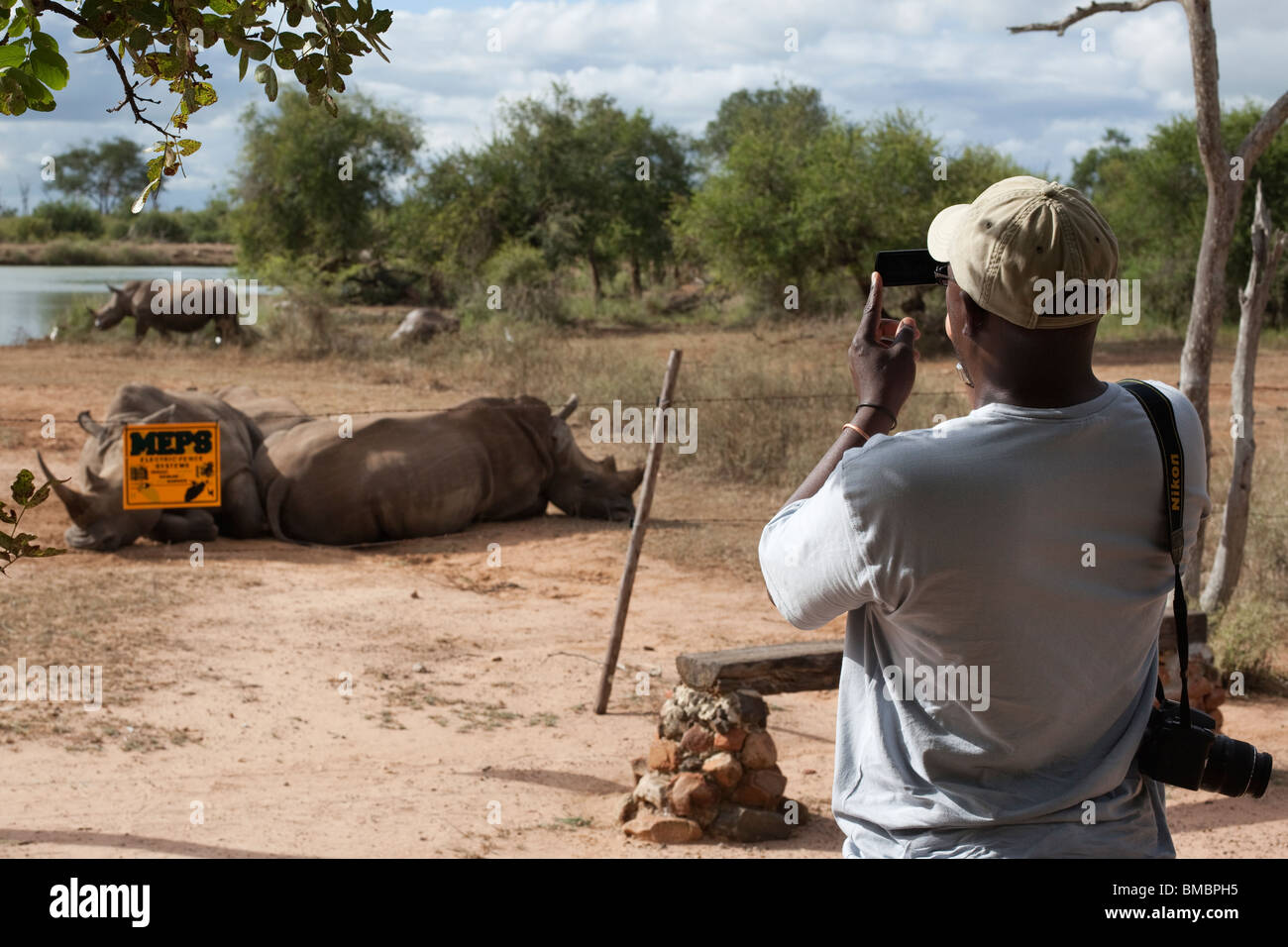 Touristen fotografieren weiße Nashorn Hlane Royal National Park Wildgehege, Swasiland, Afrika Stockfoto