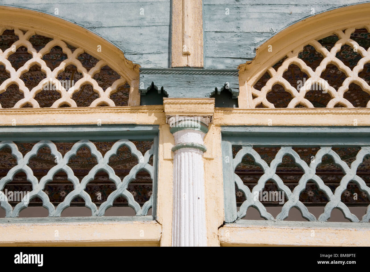 Fenster Detail, El Bahia-Palast, Marrakesch, Marokko, Nordafrika Stockfoto