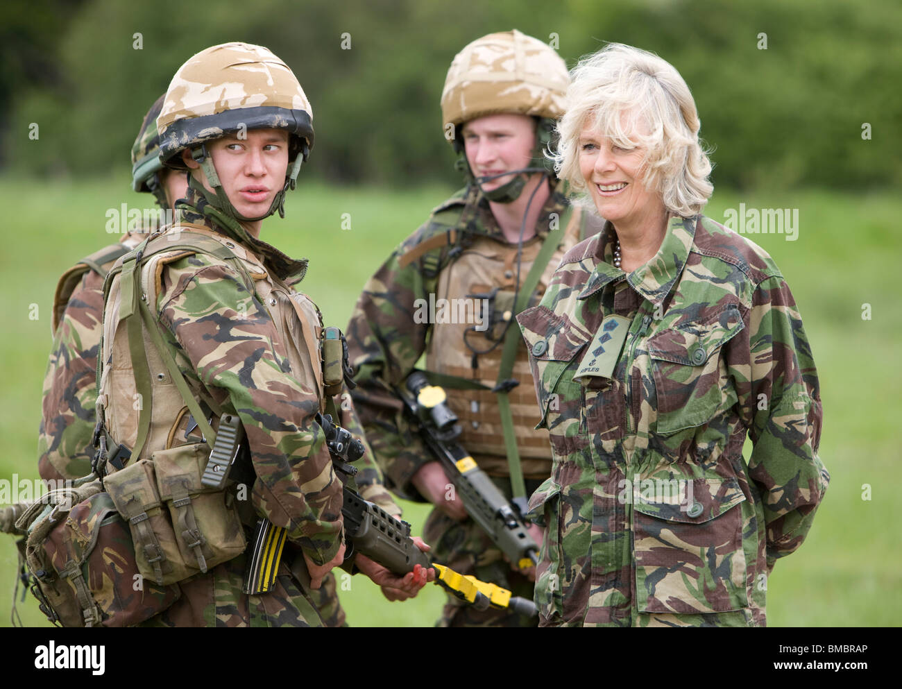Camilla, Herzogin von Cornwall, Royal Oberst, 4th Battalion, The Rifles besucht die Gewehre an Bramley Truppenübungsplatz in Hampshire Stockfoto