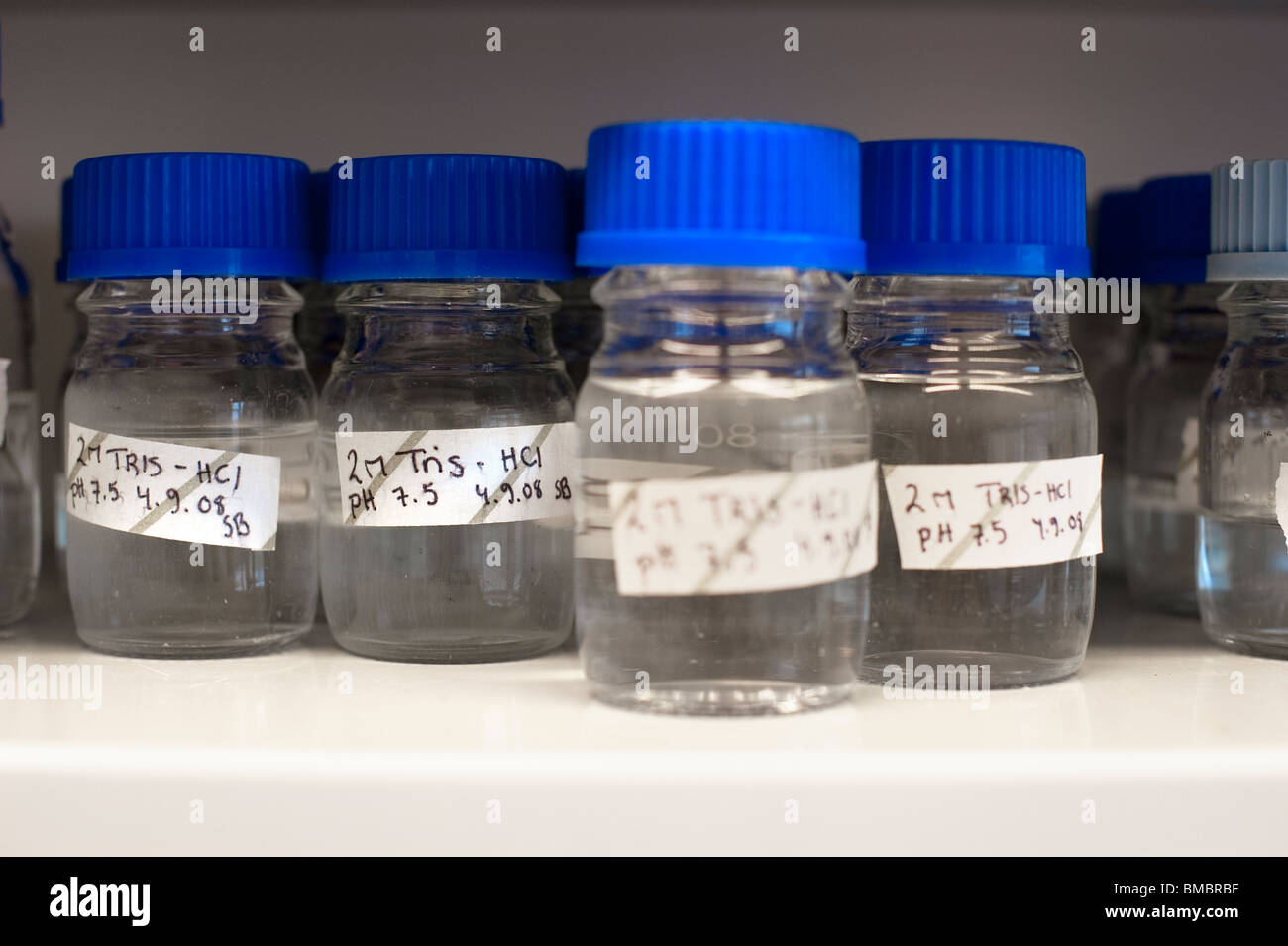 Hitzefeste Pyrex-Glas-Flaschen mit einem farblosen transparenten Flüssigkeit im Inneren Stockfoto