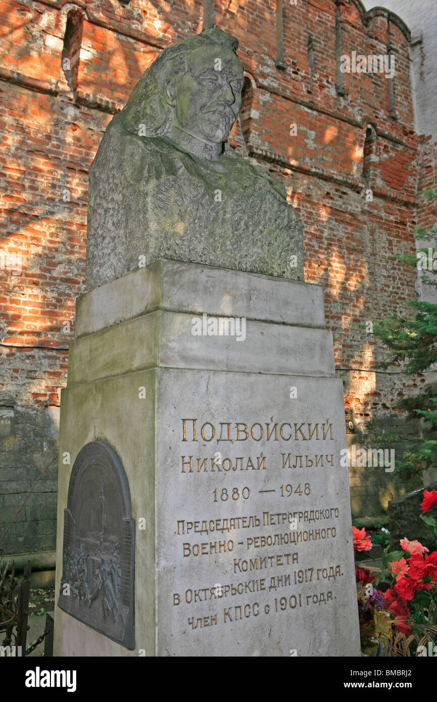 Grab von den russischen Revolutionär Nikolai Iljitsch Podwojski (1880-1948) an Nowodewitschi-friedhof in Moskau, Russland Stockfoto
