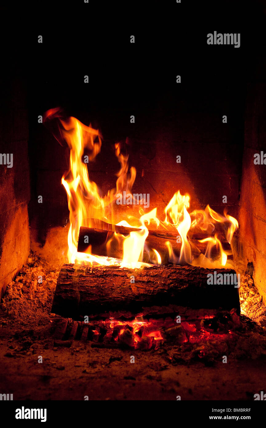 Kamin mit brennende Maschinenbordbücher Stockfoto