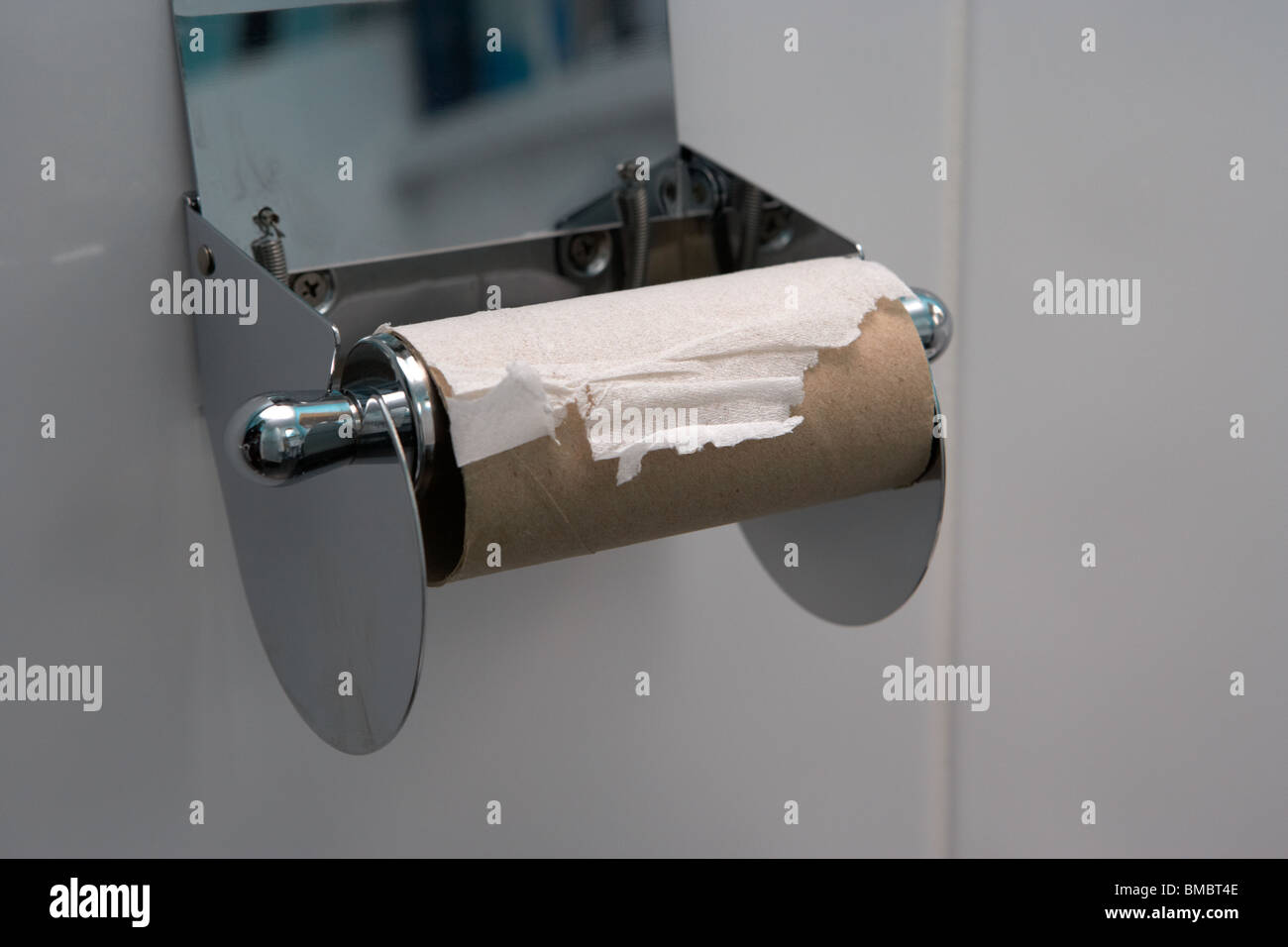 Das letzte noch auf einem toilettenpapierhalter vorhandene Blatt läuft aus der Toilettenpapierrolle, keine Pandemie-Notsituation Stockfoto