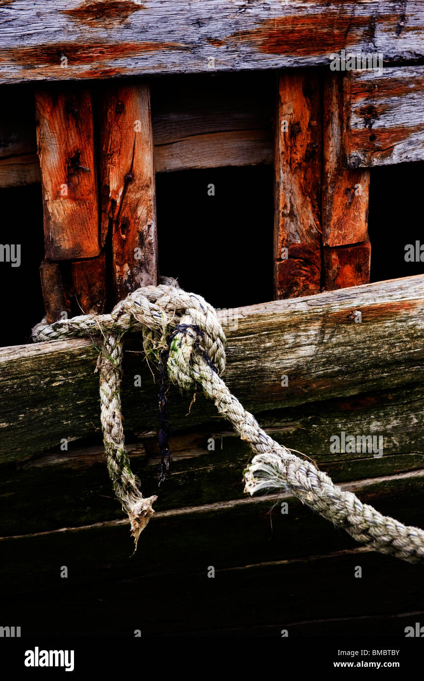 eine gebundene verknoteten Seil auf verwitterte Hölzer eines Fischerbootes Mersea Island Essex UK Stockfoto
