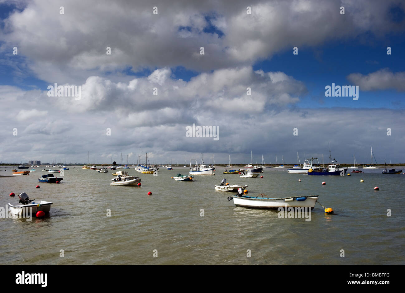 Eine Meereslandschaft festgemachten Boote und Handwerk auf dem Meer in Mersea Island, Essex UK Stockfoto