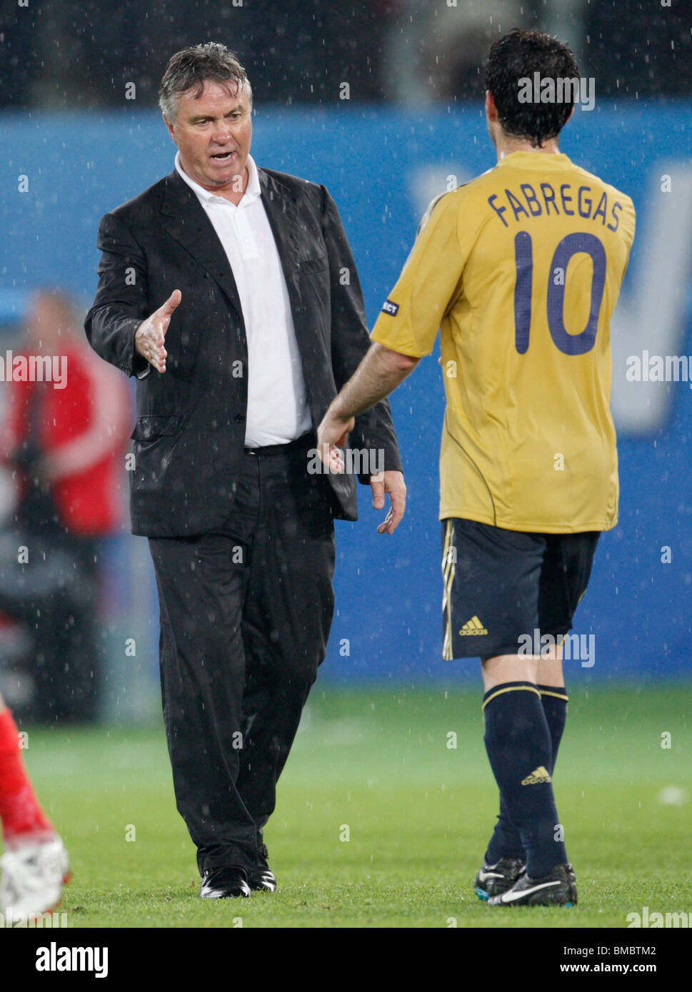 Russland-Cheftrainer Guus Hiddink (L) schüttelt sich die Hand mit Cesc Fàbregas (R), nachdem Spanien Russland im Halbfinale der UEFA Euro 2008 am 26. Juni 2008 im Ernst Happel Stadion in Wien mit 3-0 besiegt hatte. Nur redaktionelle Verwendung. Kommerzielle Nutzung verboten. (Foto: Jonathan Paul Larsen / Diadem Images) Stockfoto