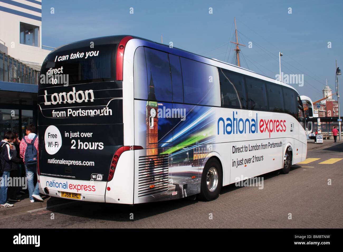 National Express Coach am Stand der harte Coach Station Portsmouth UK Stockfoto