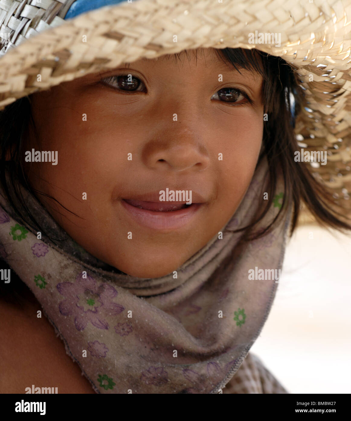 Kind, Verkauf von waren mit dem Boot auf See Tonle Sap, Kambodscha. Stockfoto