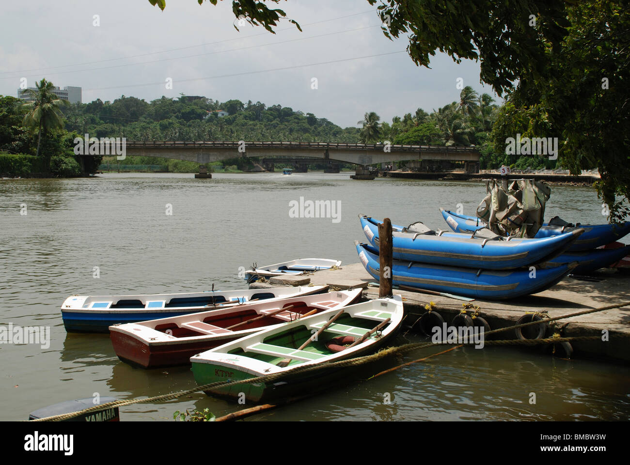 bunte Boote in Veli touristisches Dorf, Veli, Thiruvananthapuram, Kerala, Indien Stockfoto