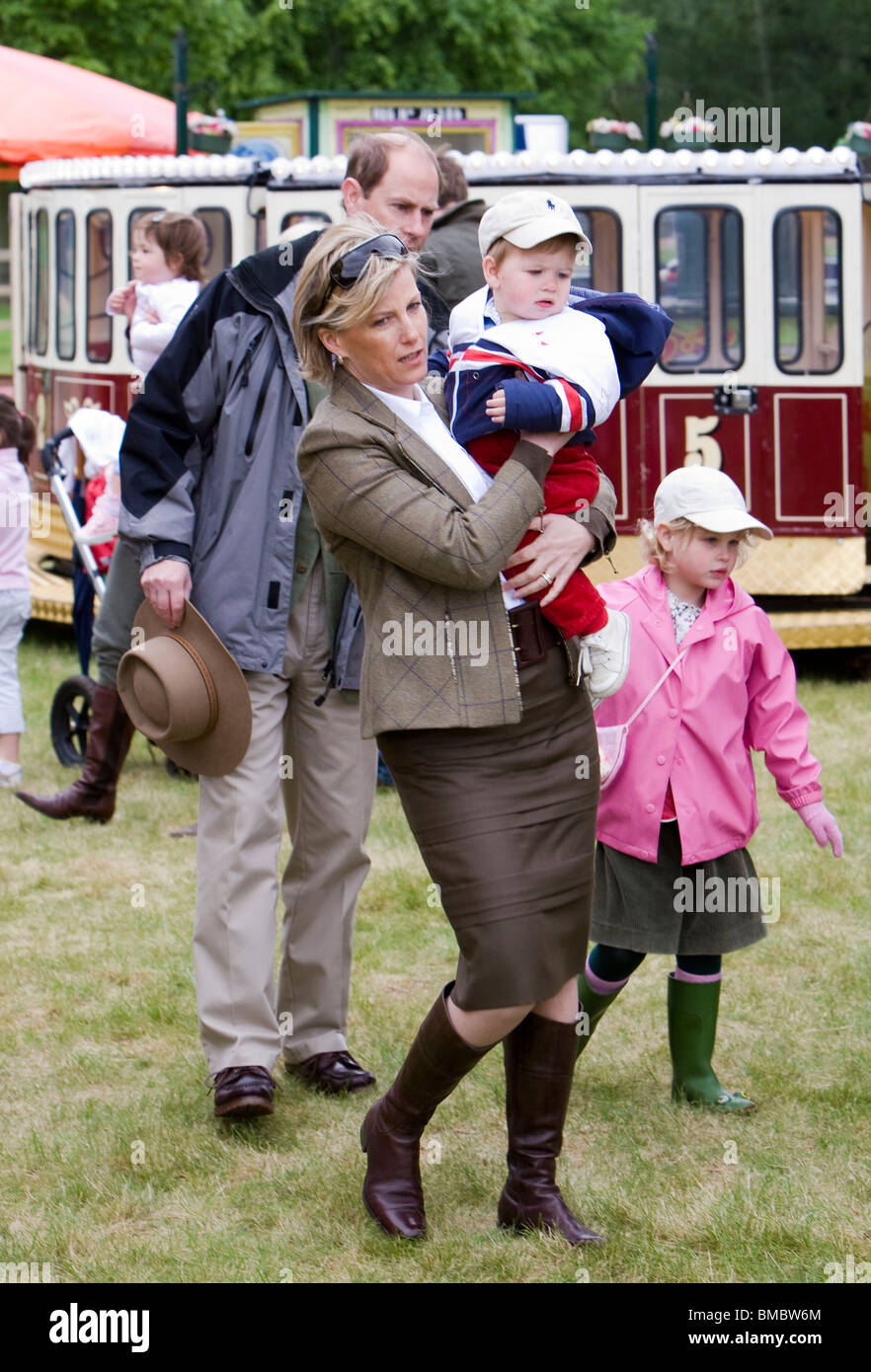 Großbritanniens Prinz Edward und seine Frau Sophie, Gräfin von Wessex Pose mit ihren Kindern James, Viscount Severn und Lady Louise Stockfoto
