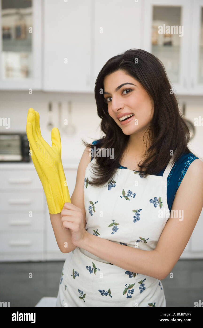 Frau mit Gummihandschuhen Stockfoto