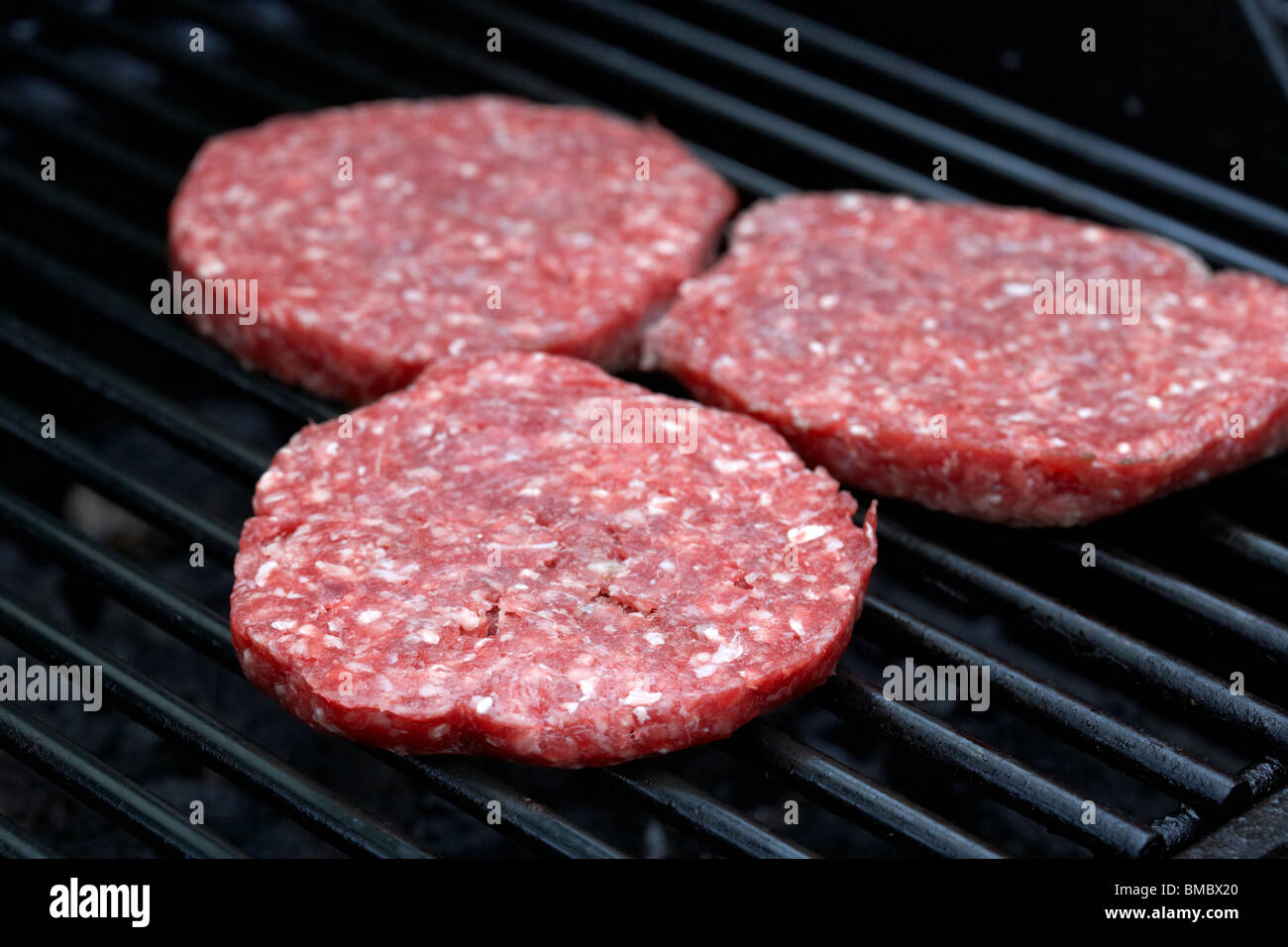 rohes Steak Burger Kochen auf einem Barbecue-grill Stockfoto