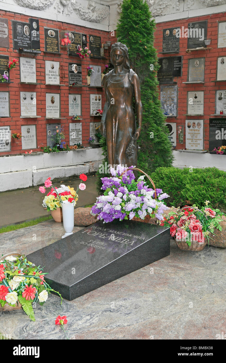 Grab von Raisa Maximovna Gorbacheva (1932 – 1999), Ehefrau von der sowjetische Führer Mikhail Gorbachev auf Nowodewitschi-Friedhof in Moskau, Russland Stockfoto