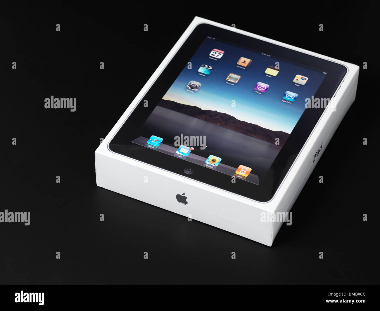 Apple-iPad-Verpackung verpackt und in Plastik verpackt. Auf schwarzem Hintergrund isoliert. Stockfoto