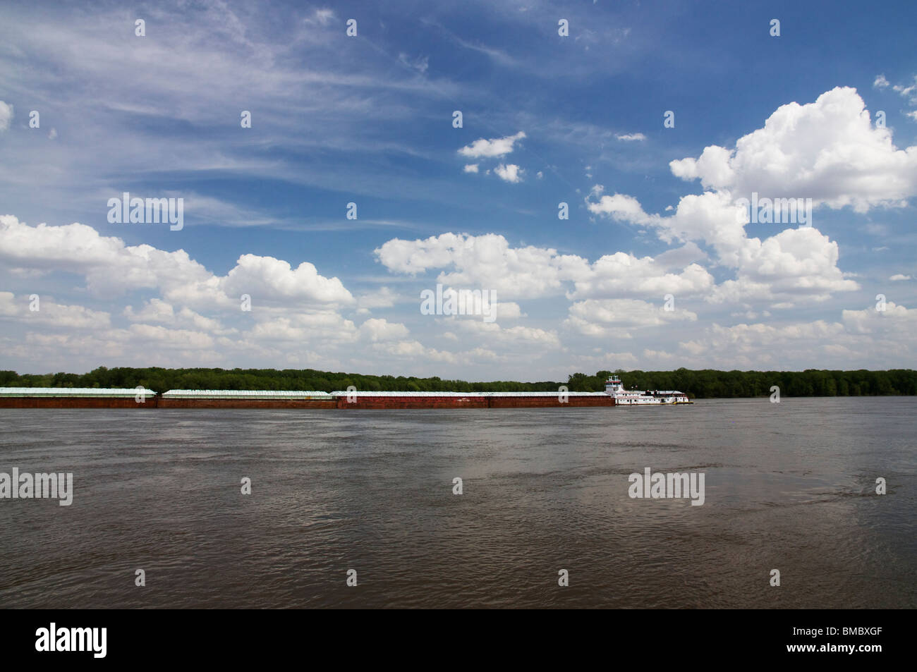 Lastkahn Schlepptau und Schlepper auf dem Mississippi in Hannibal, Missouri Stockfoto