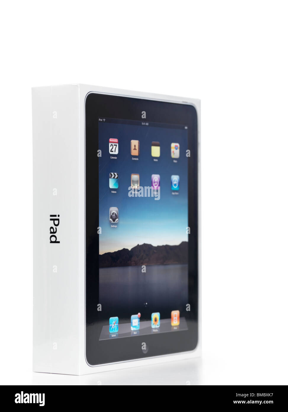 Apple-iPad-Verpackung verpackt und in Plastik verpackt. Isoliert mit Beschneidungspfad auf weißem Hintergrund. Stockfoto