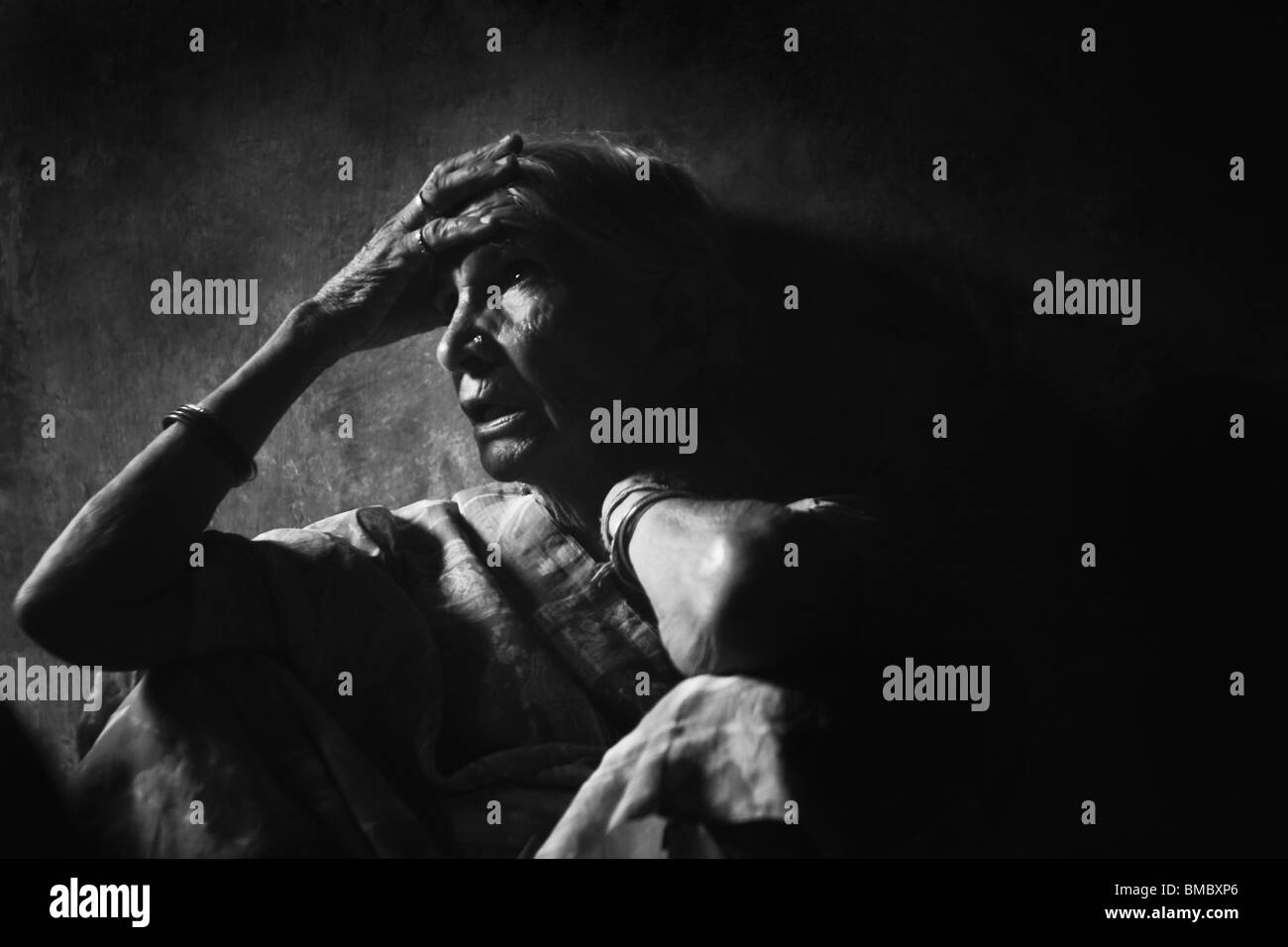 Nahaufnahme einer Frau sitzt und auf der Suche deprimiert, Delhi, Indien Stockfoto