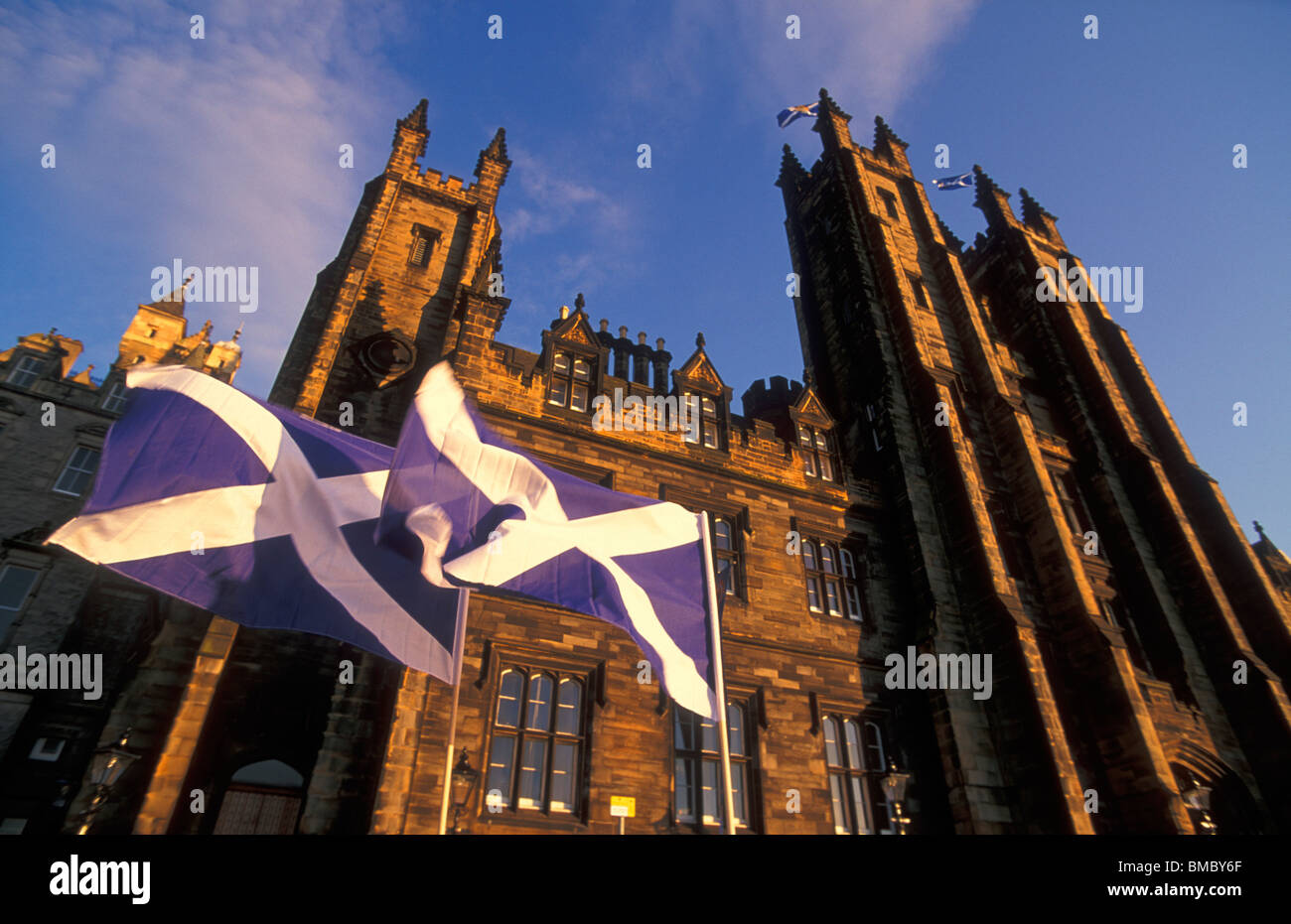 Universität von der Universität Edinburgh Edinburgh University Gebäude mit St Andrews Flag oder saltaire Edinburgh Midlothian Schottland Großbritannien GB EU Europa Stockfoto