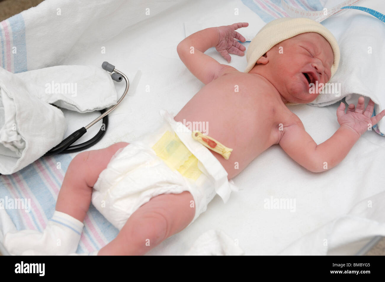 Neugeborenes Kind lag in einem Krankenhausbett zu weinen Stockfoto