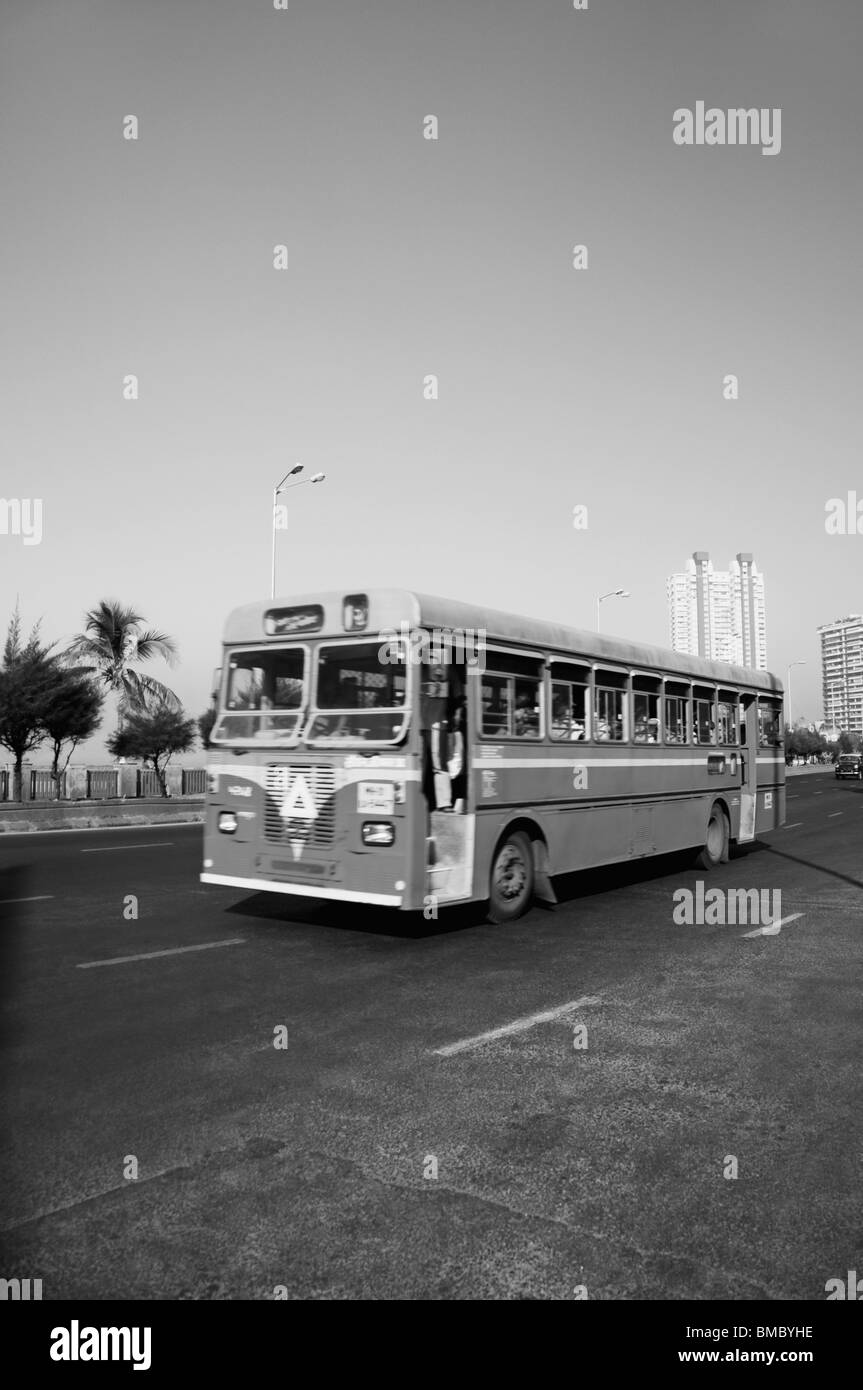 Bus auf einen Road, Mumbai, Maharashtra, Indien Stockfoto