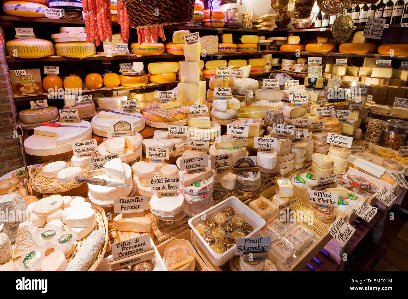 Eine Vielzahl von Käse und getrockneten Wurst auf Ausstellung und Verkauf Stockfoto