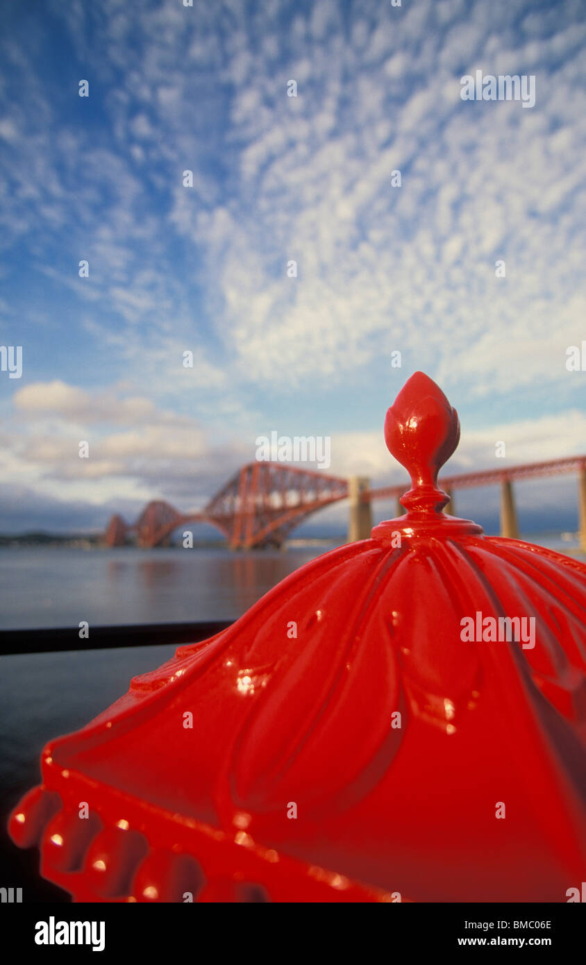 Viktorianischen roten Briefkasten Forth Rail Bridge Firth von Forth River Forth South Queensferry Edinburgh Midlothian Schottland UK GB EU Stockfoto