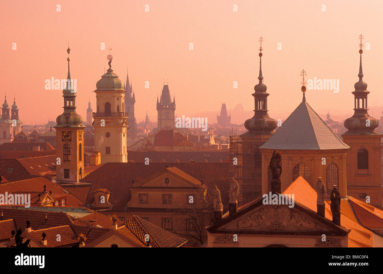 Die Prager Altstadt Staré Město Türme auf dem Dach und die Türme der Kirchen und alten barocken Gebäude in Prag Tschechische Republik Europa Stockfoto