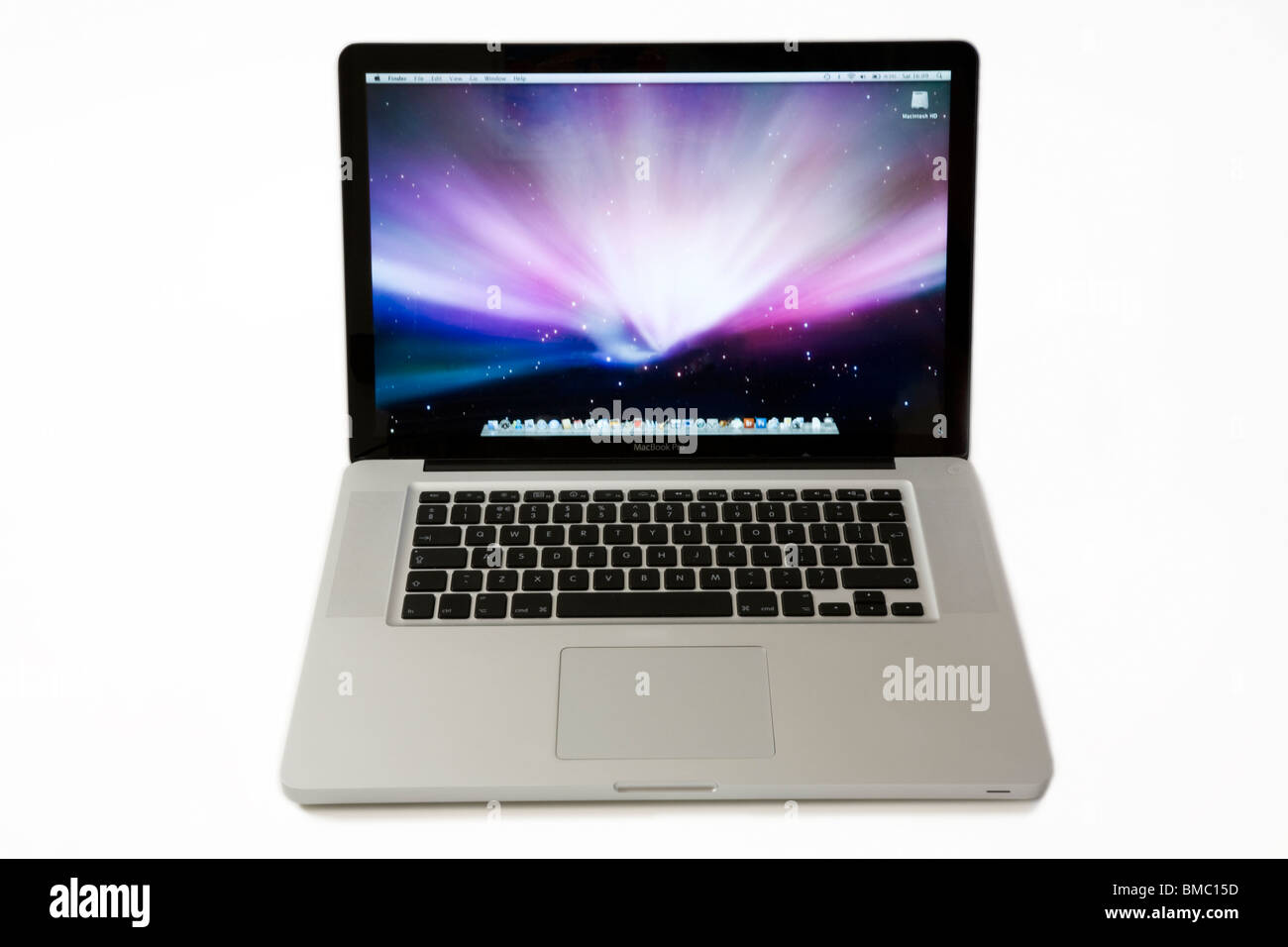 Ein Apple Macbook Pro iBook Notebook / lap Top Computer mit scrolling TrackPad / Trackpad / track Pad, Bildschirmschoner und Tastatur. Stockfoto