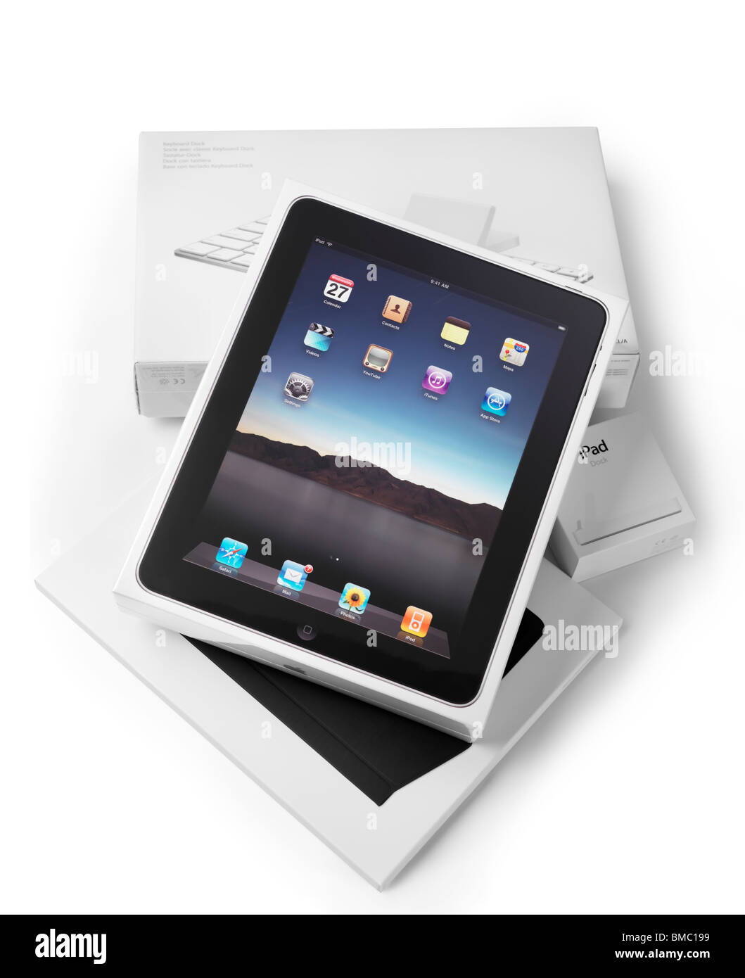Apple iPad und Zubehör-Produkt-Verpackungen verpackt und in Plastik verpackt. Isoliert mit Beschneidungspfad auf weißem Hintergrund. Stockfoto
