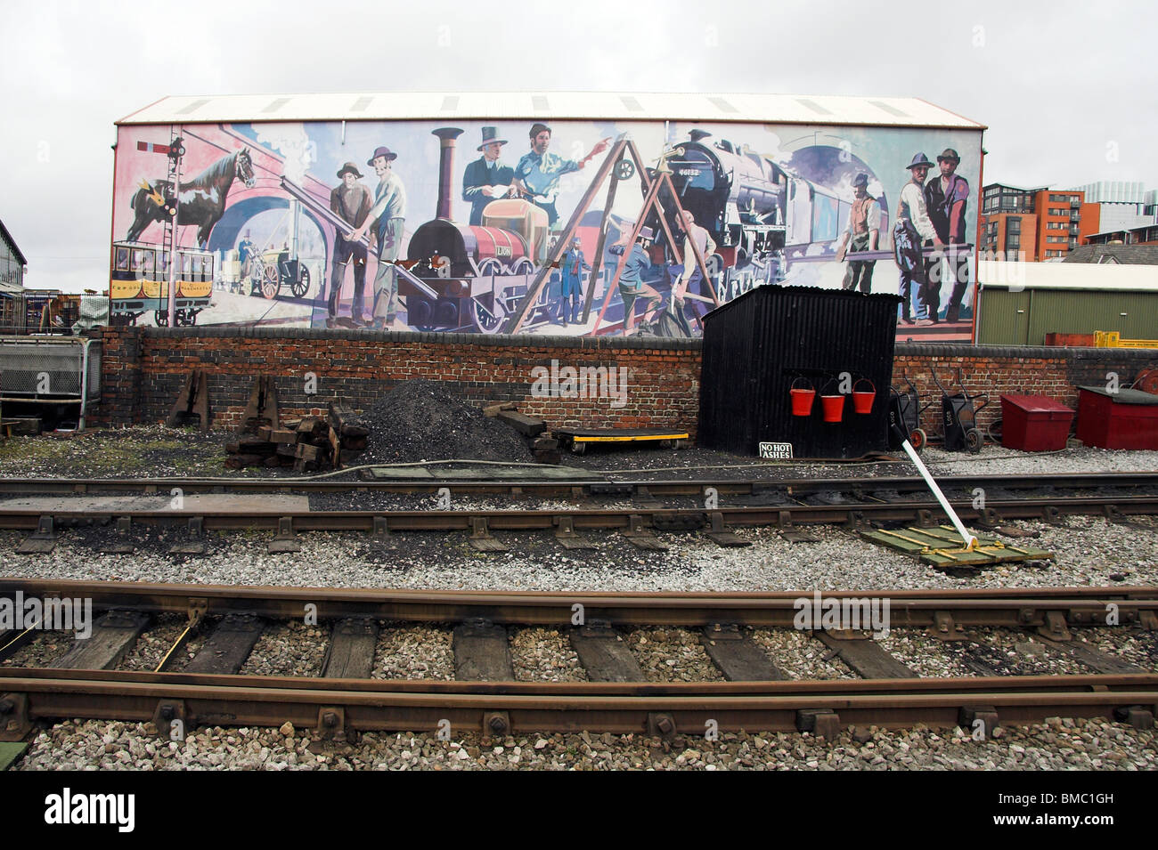 Museums-Eisenbahnlinie, Wandbild Darstellung Industriekultur, MOSI, Wissenschaft & Industriemuseum, Manchester, UK Stockfoto