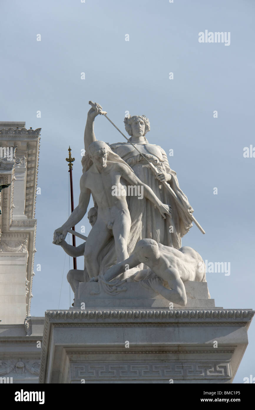 Rom, Italien. Marmorgruppe "Il Diritto" (das Gesetz) von Ercole Ximenez, auf das Vittoriano. Stockfoto