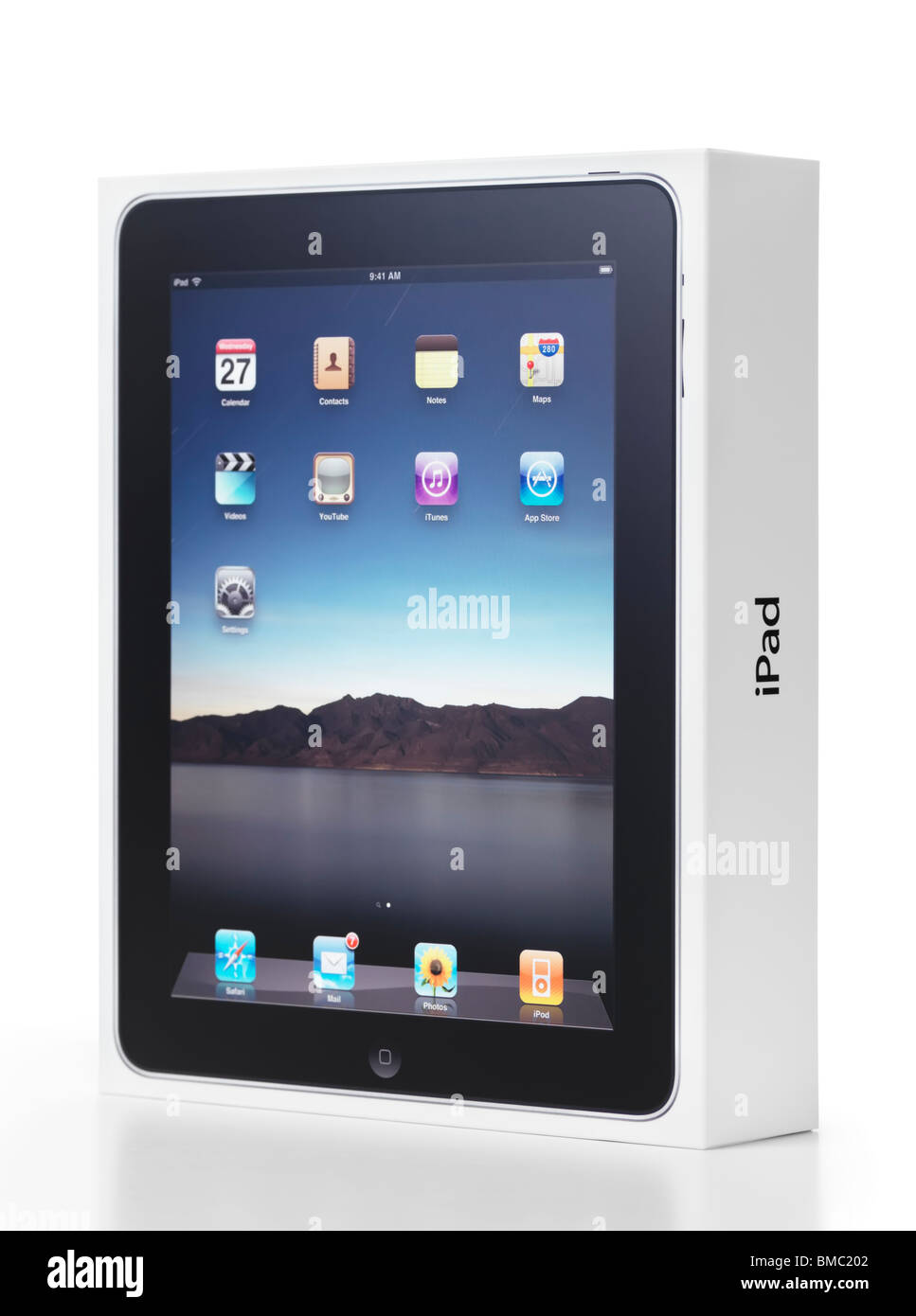 Apple-iPad-Produktverpackung. Isolierte Box mit Clipping-Pfad auf weißem Hintergrund. Stockfoto