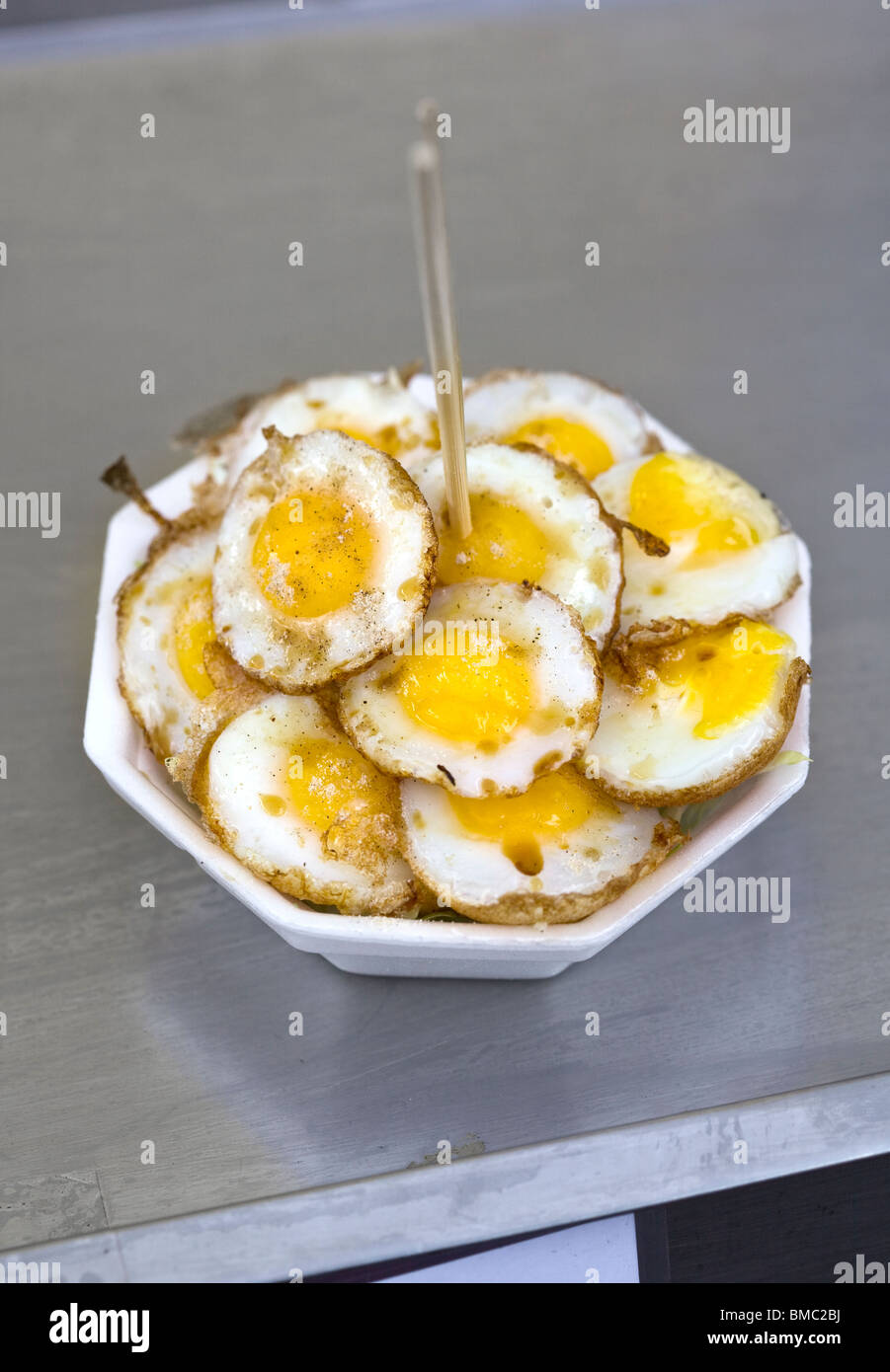 Wachtel-Spiegeleier auf Verkauf im Chatuchak Markt Bangkok Stockfoto