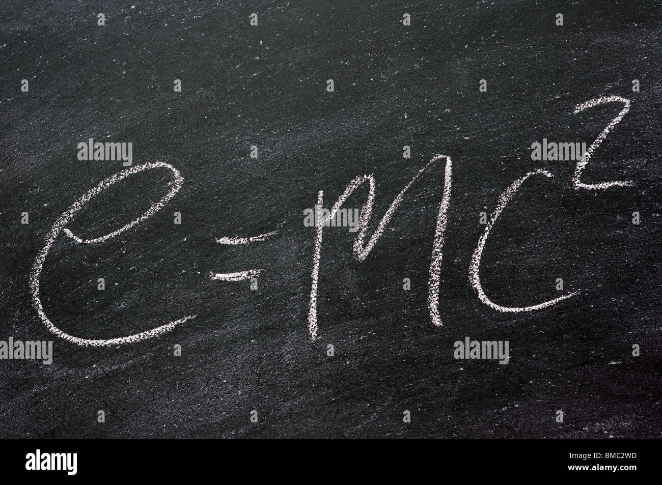 E = mc2 Formel für Einsteins Theorie der Relativität auf eine Tafel geschrieben. Stockfoto