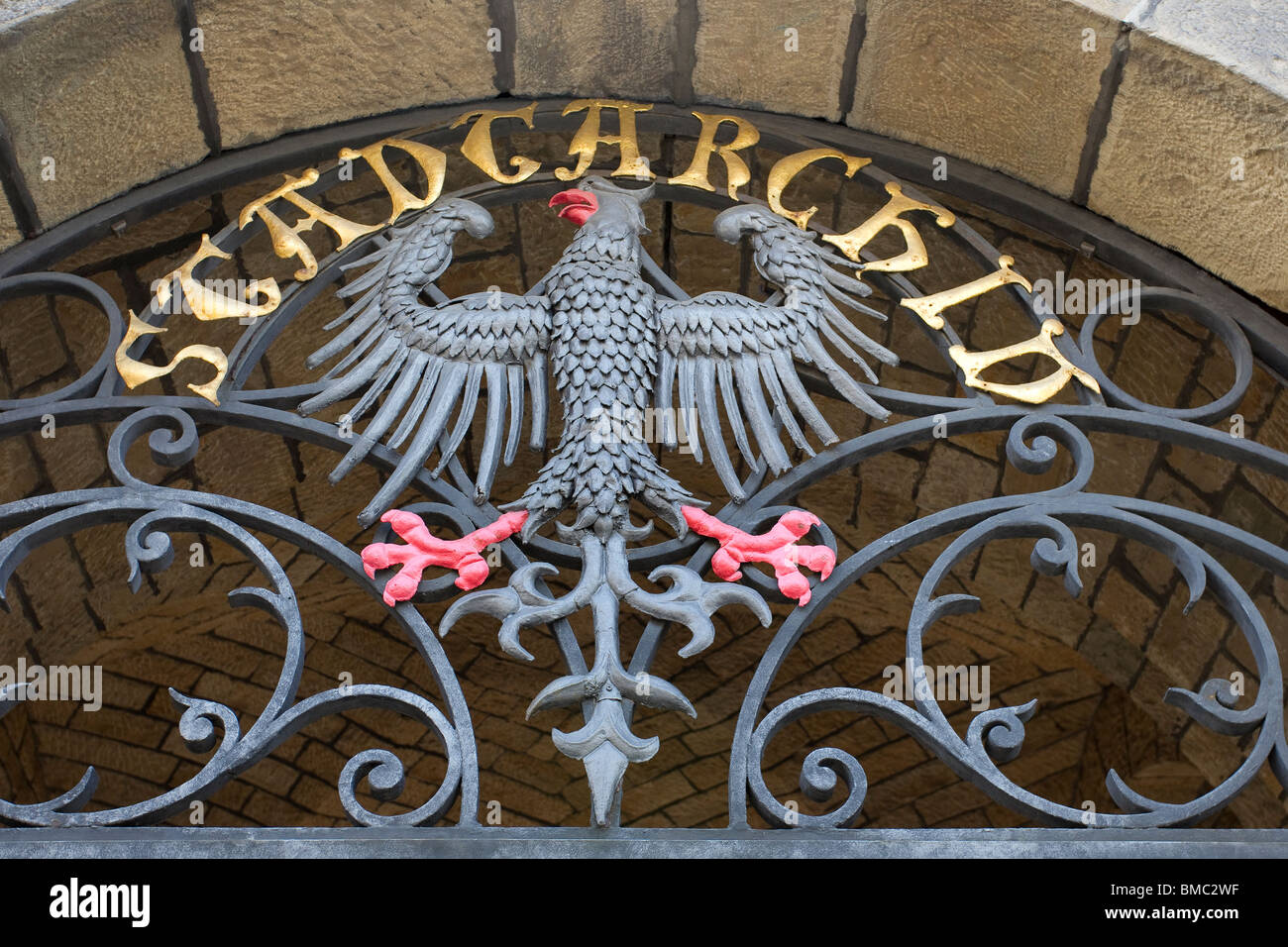 Stadtarchiv Emblem Symbol Wappen Schild Metall arbeiten Vogel Stockfoto