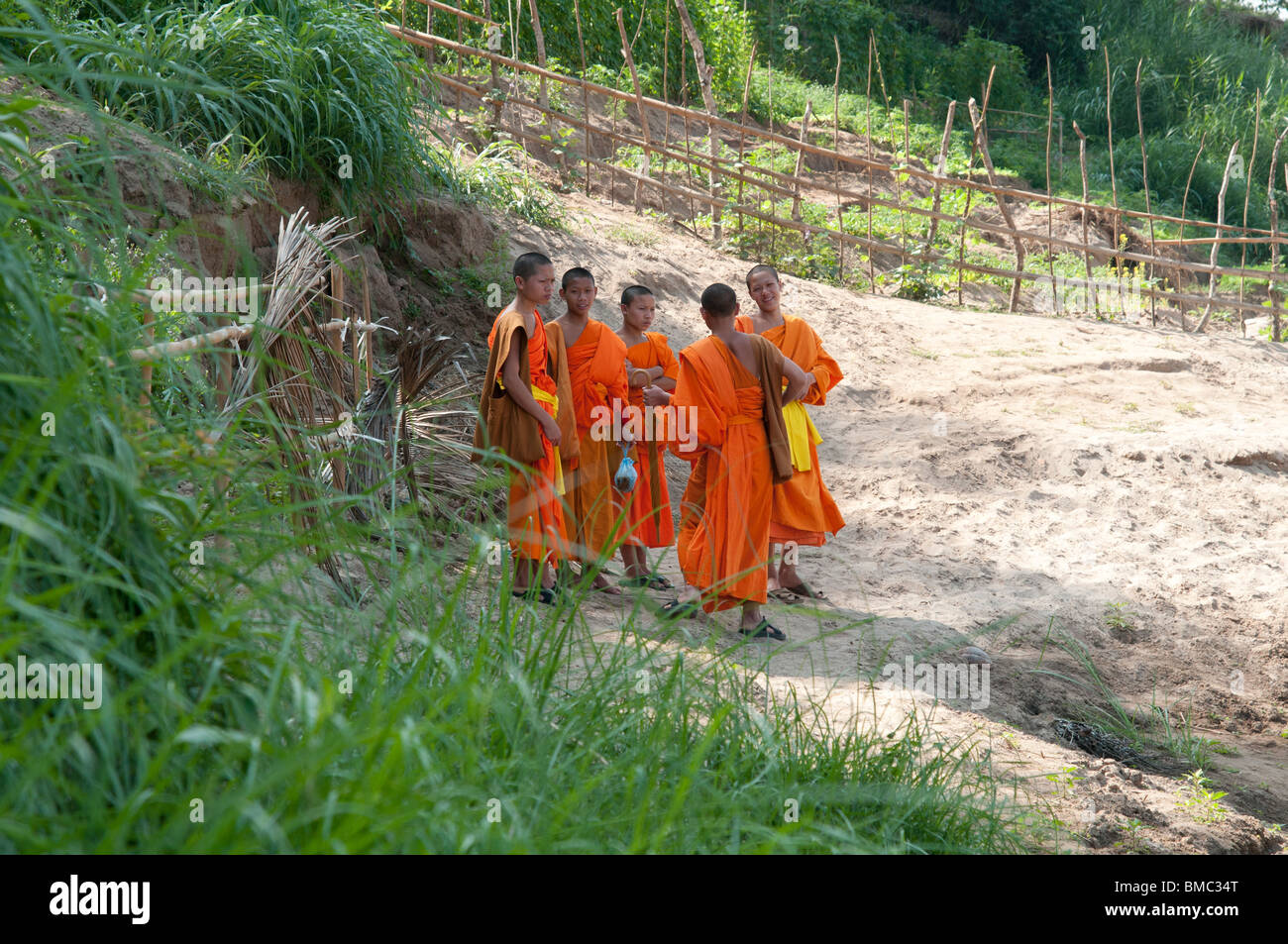 Buddhistische Mönche an den Ufern des Mekong-Flusses in Luang Prabang Laos Stockfoto