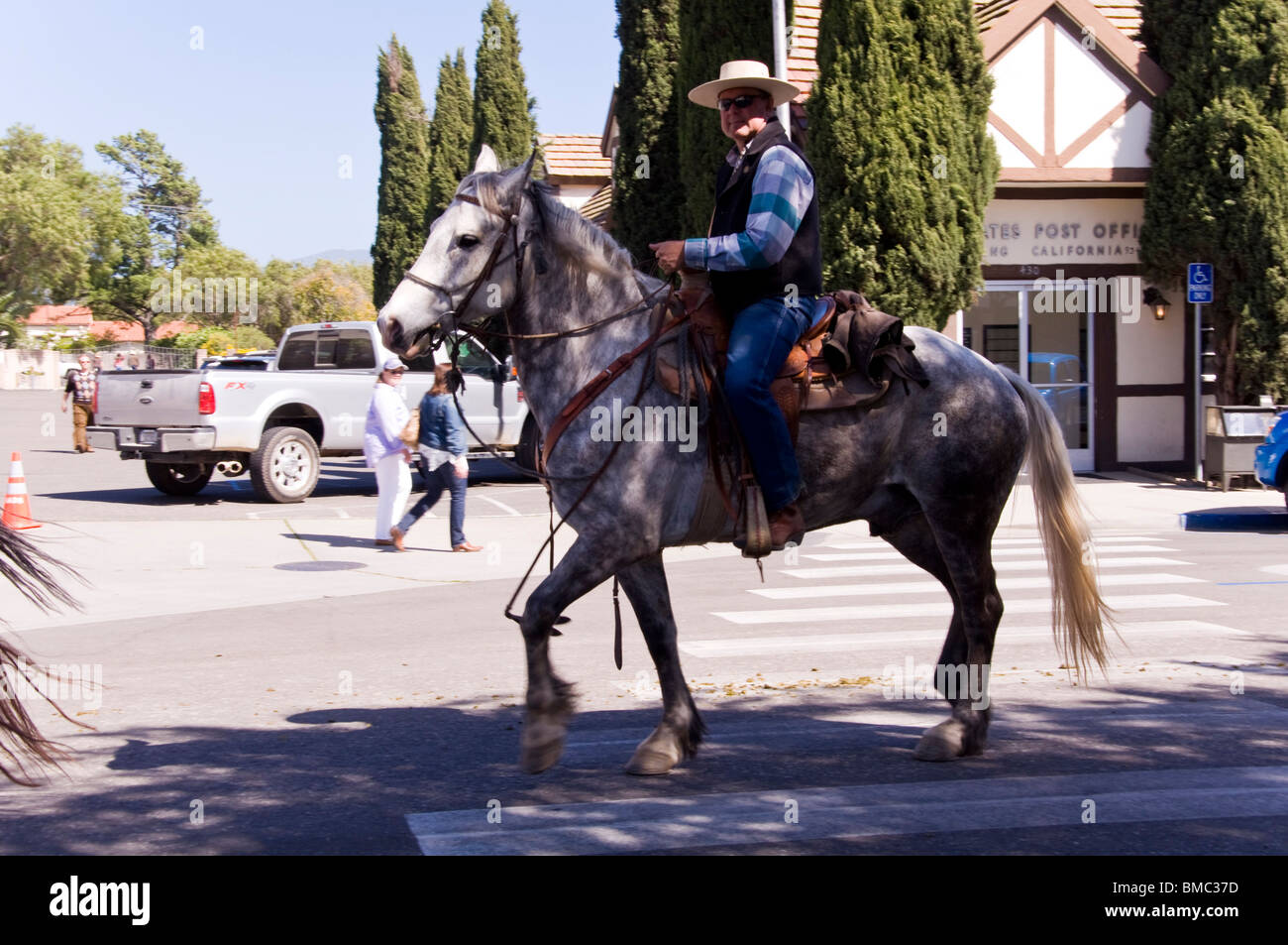 Cowboy auf Pferd, Solvang, Kalifornien, USA Stockfoto