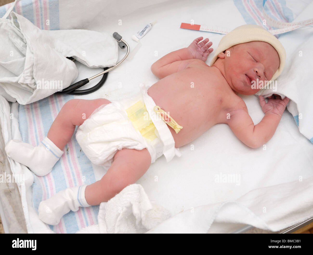Neugeborenes Kind lag in einem Krankenhausbett schlafen Stockfoto