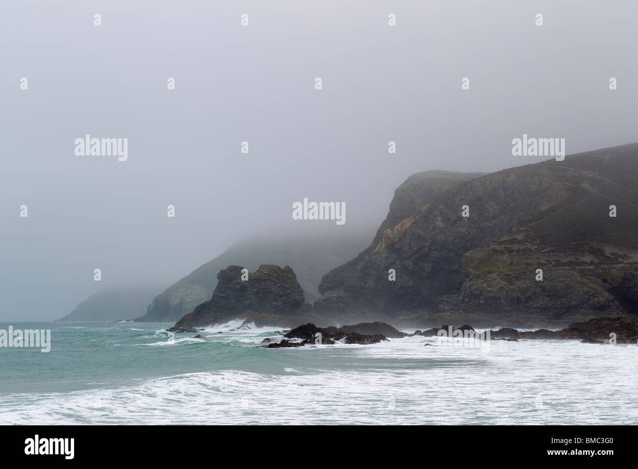 Trevellas und Cligga Leiter im Meer Nebel aus Extrameldung Stockfoto