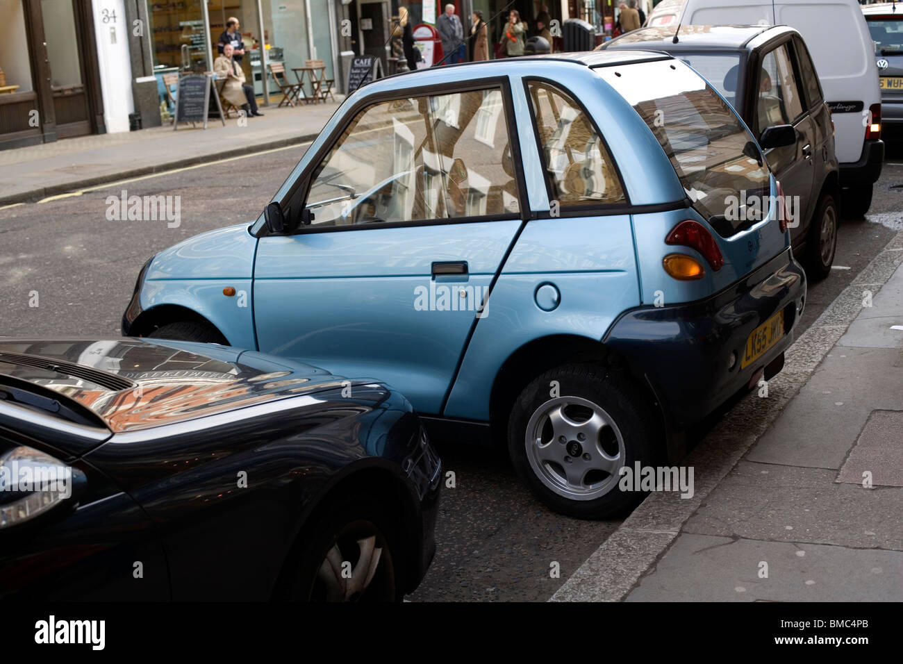 Elektro-Auto mit neuartigen Parkplatz Lösung, Marylebone High Street, London, England, UK, Europa Stockfoto