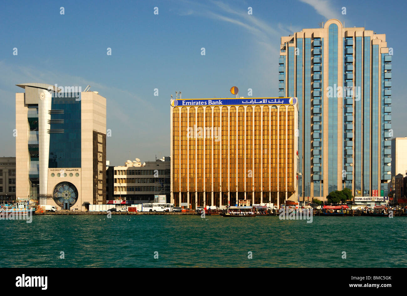 Banken in Financial Centre-Dubai am Ufer des Dubai Creek im Stadtteil Deira, Dubai, Vereinigte Arabische Emirate Stockfoto