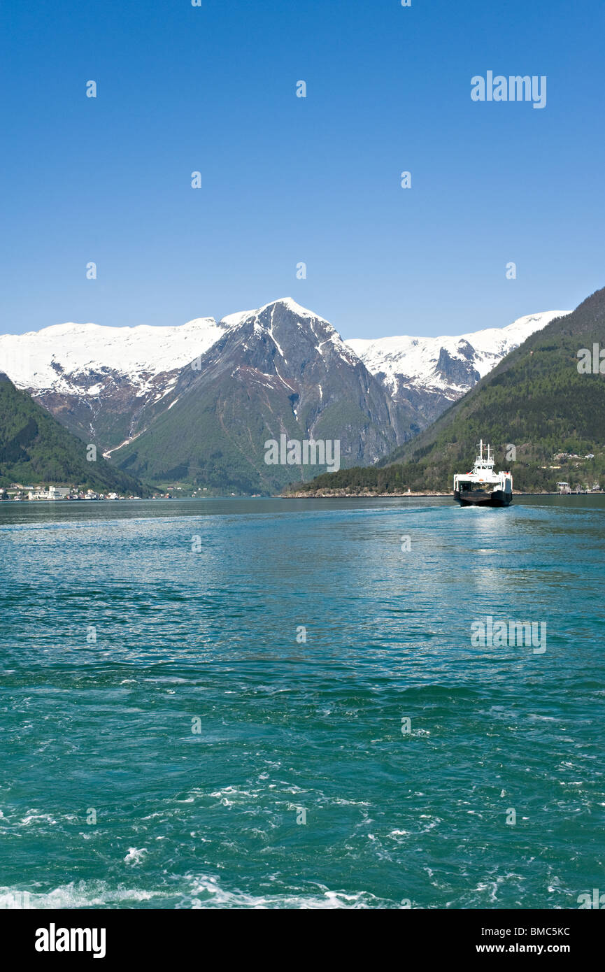 Ein Passagier Auto Fähre Transportschiff nach Dragsvik am Sognefjord mit Balestrand im Hintergrund Sogn Norwegen Stockfoto