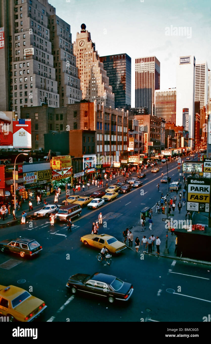 New York, NY, Vereinigte Staaten von Amerika - blickte, Stadtbild, Gebäude auf West 42nd Street, Antenne, Straßenszene Stockfoto