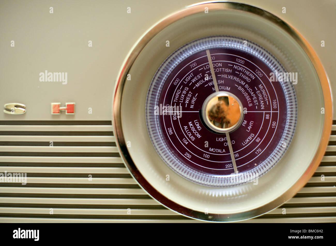 1950er Jahre Stil Bush tragbares Radio, London Stockfoto