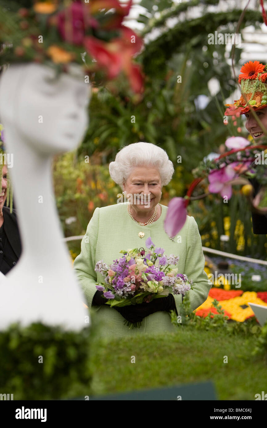 Die britische Königin Elizabeth II auf der Chelsea Flower Show in West London 2009 Stockfoto