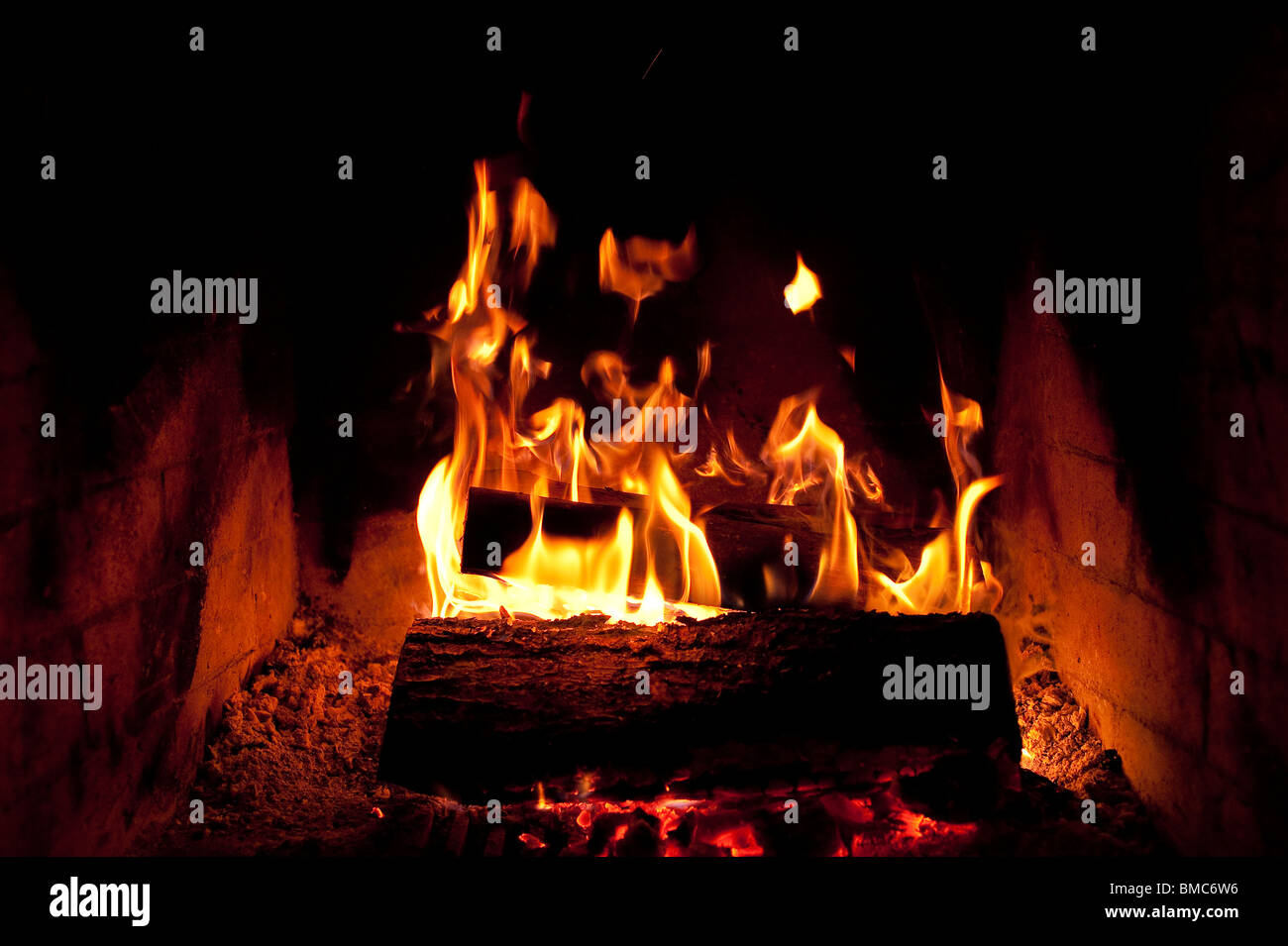 Kamin mit brennende Maschinenbordbücher Stockfoto