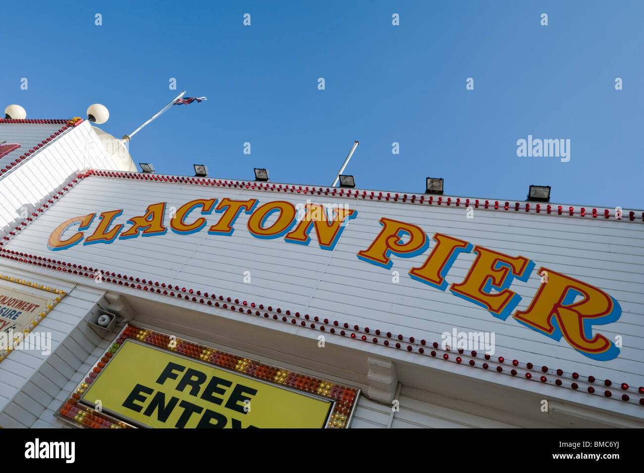 Eingang zum Clacton Pier eine Sehenswürdigkeit am Meer in Essex UK Stockfoto