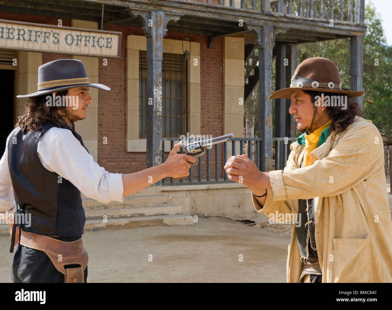 Sheriff Verhaftung Cowboy Banditen im alten Westen Stockfoto